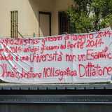 Striscione di protesta contro il direttore didattico nella facolt� di Architettura